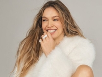 Брежнева показала новую фотосессию в честь 44-летие и призвала донатить