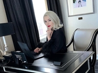 «Обнаружили кое-что тревожное»: Мика Ньютон сообщила о визите к онкологу