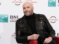 Джон Траволта показал сына и дочь на редком семейном фото