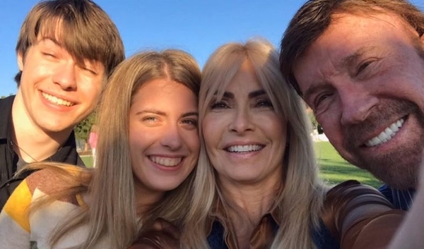 Дочка Чака Норріса виходить заміж: фото з заручин