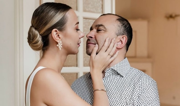 Дружина Павліка показала фото у паспорті та заговорила про зміну прізвища