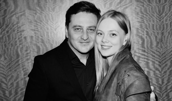 Актер Вячеслав Довженко позвал замуж молодую возлюбленную