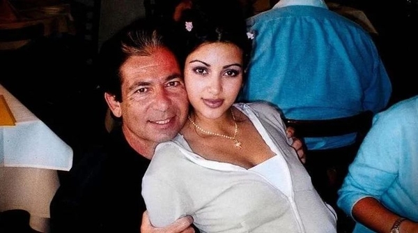 Ким Кардашьян трогательно почтила память отца в день его 82-летия