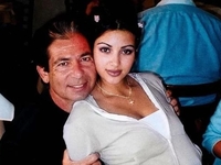 Ким Кардашьян трогательно почтила память отца в день его 82-летия