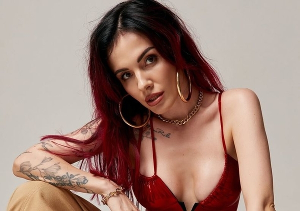 «Мамам теж потрібний відпочинок»: MamaRika знялася в Дубаї в купальнику