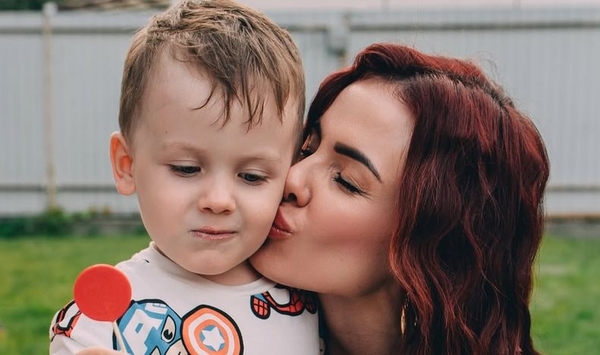 «Дома безопаснее»: MamaRika застряла с сыном в Дубае под обстрелами без укрытий