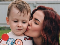 «Дома безопаснее»: MamaRika застряла с сыном в Дубае под обстрелами без укрытий