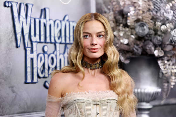 Марго Роббі відрізала довге волосся і продемонструвала нову стрижку