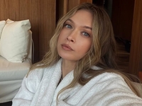 Брежнева спровоцировала слухи о помолвке бриллиантовым кольцом на безымянном пальце