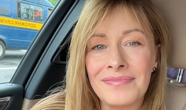 Зворушливий момент на сцені: діти Кравець влаштували їй сюрприз після вистави