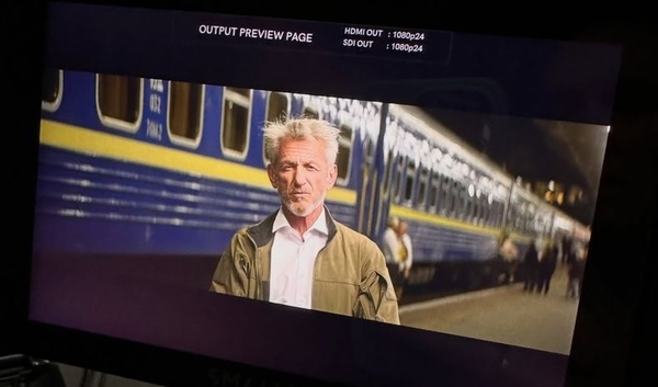 Шону Пенну в Украине вручили «Оскар» из стали поврежденного вагона