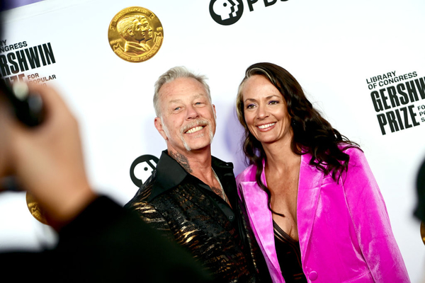 Лидер Metallica Джеймс Хэтфилд сделал предложение возлюбленной во время дайвинга с акулами