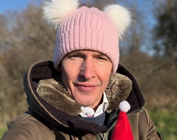 Виконавець гіта You're Beautiful обурив українців фото в шапці з гербом РФ