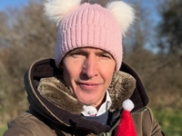 Исполнитель хита You're Beautiful возмутил украинцев фото в шапке с гербом РФ