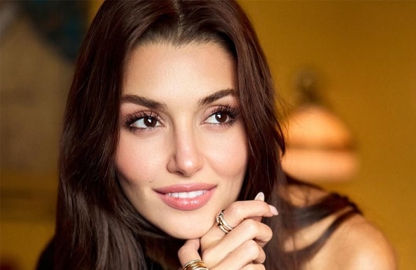 Турецкую актрису Ханде Эрчел задержали в аэропорту после ордера на ее арест