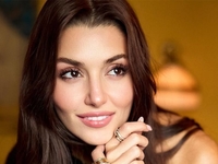 Турецкую актрису Ханде Эрчел задержали в аэропорту после ордера на ее арест