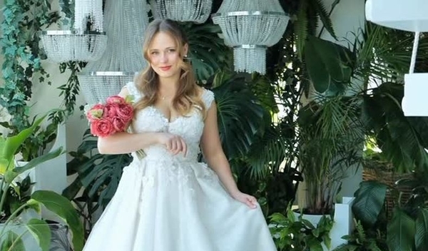 Кошмал вперше розповіла про початок стосунків із чоловіком і заручини у Франції