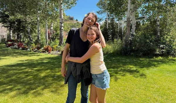 Йовович розсмішила святковим плакатом з нагоди 11-річчя дочки