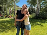 Йовович розсмішила святковим плакатом з нагоди 11-річчя дочки