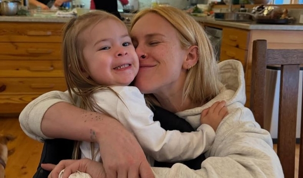 Румер Вілліс відповіла на закиди, що досі годує грудьми 3-річну дочку