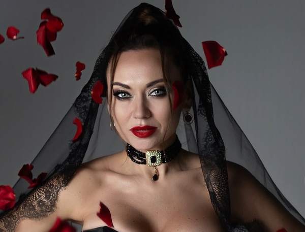 Саливанчук сверкнула бюстом, зачерпнув рукой красную икру