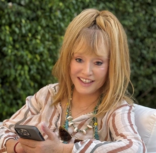 Пугачова сверкнула ногами в юбке на пасхальном фото