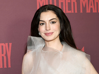 Энн Хэтэуэй вышла на красную дорожку в наряде от одесситки