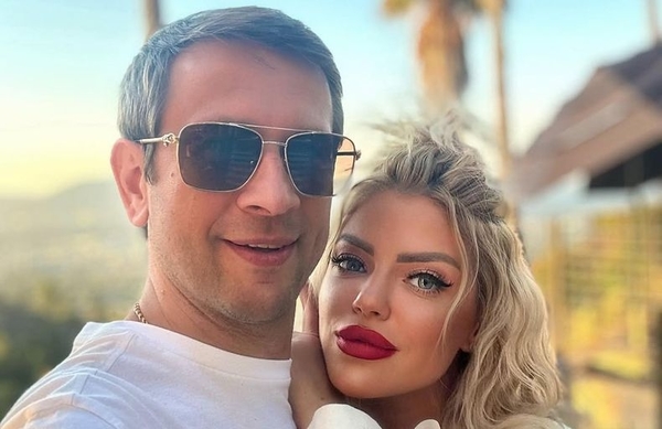 Дмитрий Ступка забавно поздравил любимую с 3-летием отношений