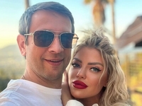 Дмитрий Ступка забавно поздравил любимую с 3-летием отношений