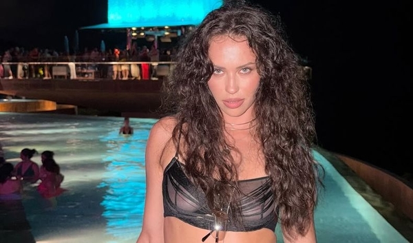 Маремуха продемонстрировала идеальную планку в леопардовом купальнике