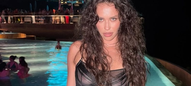 Маремуха продемонструвала ідеальну планку в леопардовому купальнику