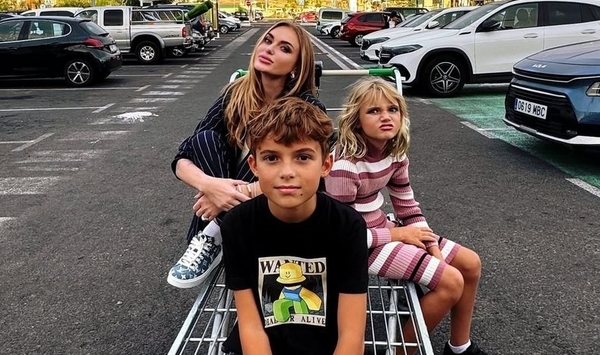 Слава Каминская показала редкие архивные фото детей и бывшего мужа