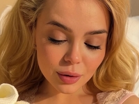 Гросу выставила фото с мужем и сыном после родов