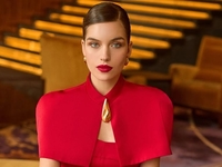 Александра Кучеренко показала, что носит в сумочке