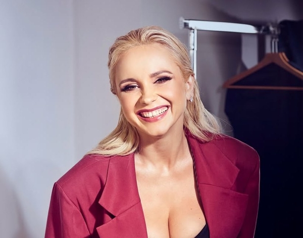 Ребрик у корсетному топі й сітчастих колготках показала бюст