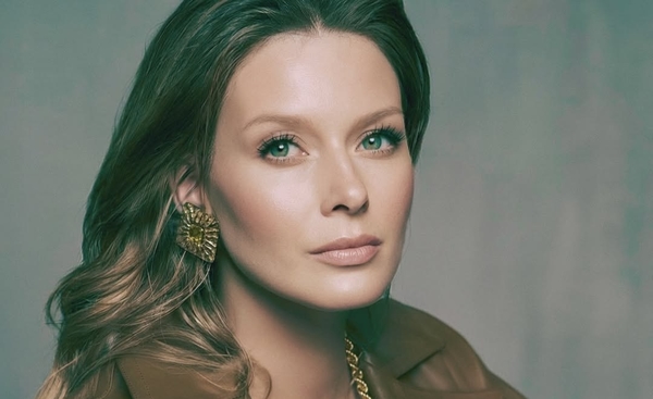 Грєшнова блиснула ногами в колготках із візерунком і леопардових туфлях