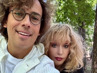 Галкин выставил фото Пугачевой с тростью в руках