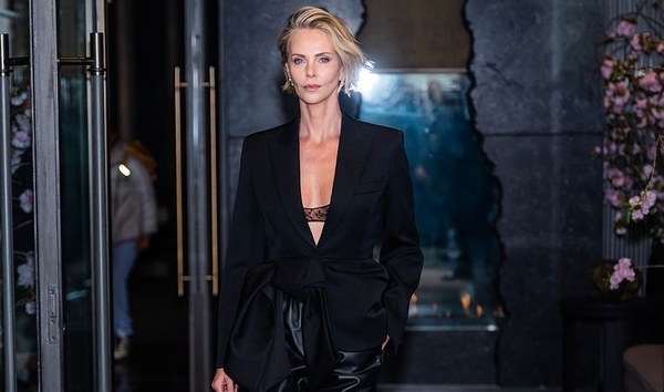 Сміливий образ: Шарліз Терон з'явилася топлес на прем'єрі фільму