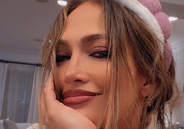 Лопес в коротком топе показала свой стальной пресс в спортзале