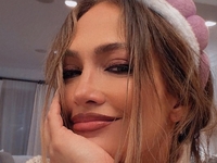 Лопес в коротком топе показала свой стальной пресс в спортзале