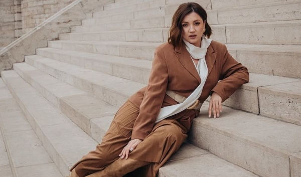 Цибульська влаштувала спокусливу зйомку в напівпрозорому вбранні