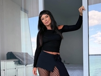 Ахат в сетчатых колготках и мини выставила напоказ ноги