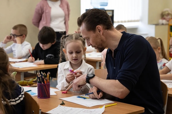 Звезда Marvel Том Хиддлстон навестил детей-беженцев из Херсона