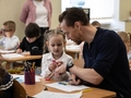 Звезда Marvel Том Хиддлстон навестил детей-беженцев из Херсона