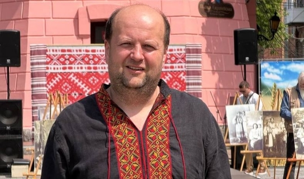 Бронюк показал дочь-выпускницу на ее последнем звонке в школе