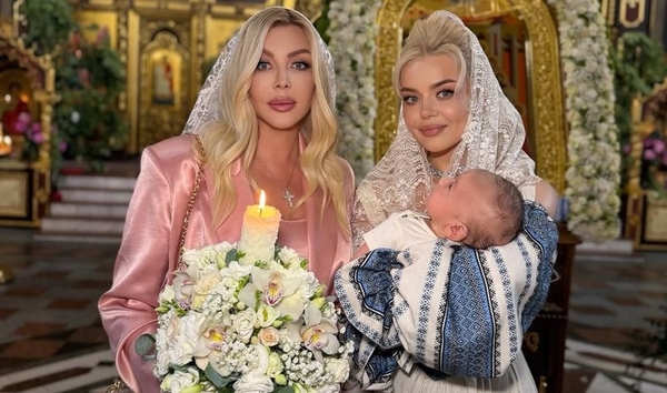 Гросу показала первые фото из крестин сына на Троицу