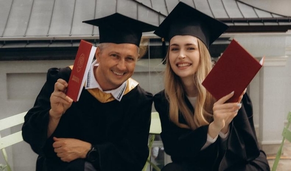 Педан окончил университет в один день с 21-летней дочерью