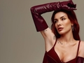 «Никто лучше не сфоткает»: MamaRika показала, как позировала на пляже любимому