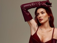 «Никто лучше не сфоткает»: MamaRika показала, как позировала на пляже любимому