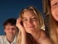 Хадсон показала ягодицы на отдыхе с детьми в Греции